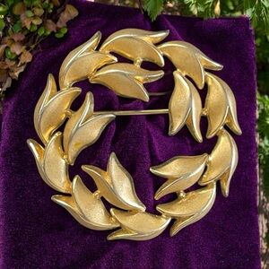 VINTAGE Crown TRIFARI Brooch Brushed Gold Tone floral leaf style brooch pin